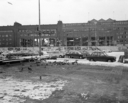 851577 Gezicht over de besneeuwde parkeerplaats op het Vredenburg te Utrecht, op de sloop van de Jaarbeursgebouwen.